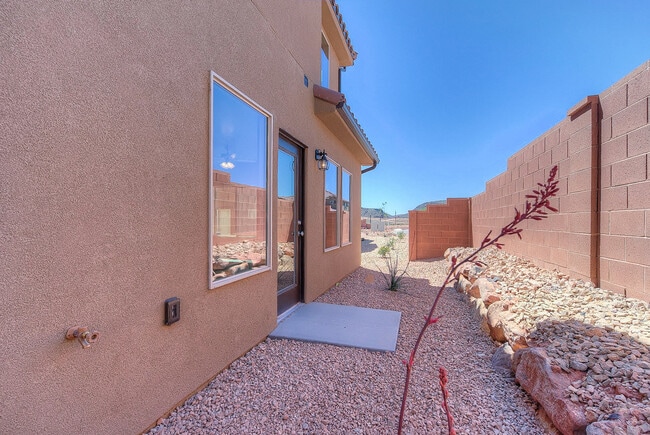 Building Photo - 4 Bedroom End Unit in Sienna Hills! Small Dog Friendly!