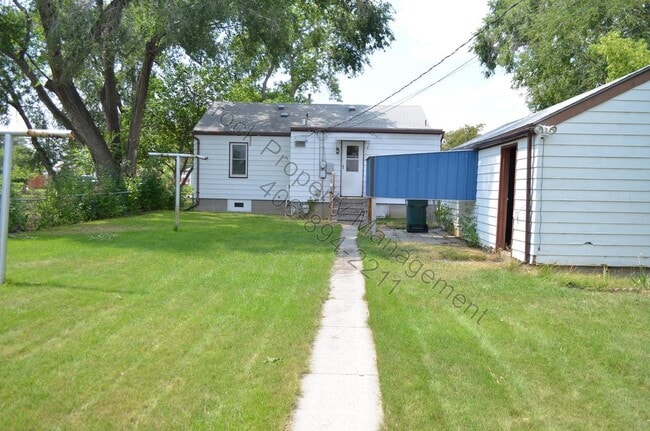 Building Photo - 2 Bedroom House *Section 8 Welcome*