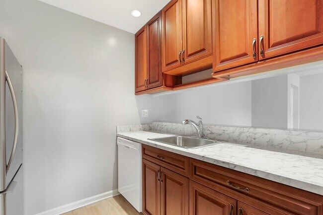 Building Photo - Charming Top Floor Condo with Pool View!!