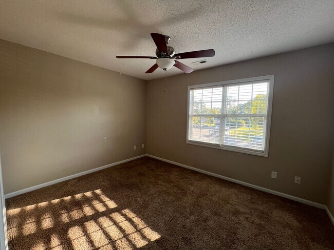 Building Photo - 216 Palace Cir