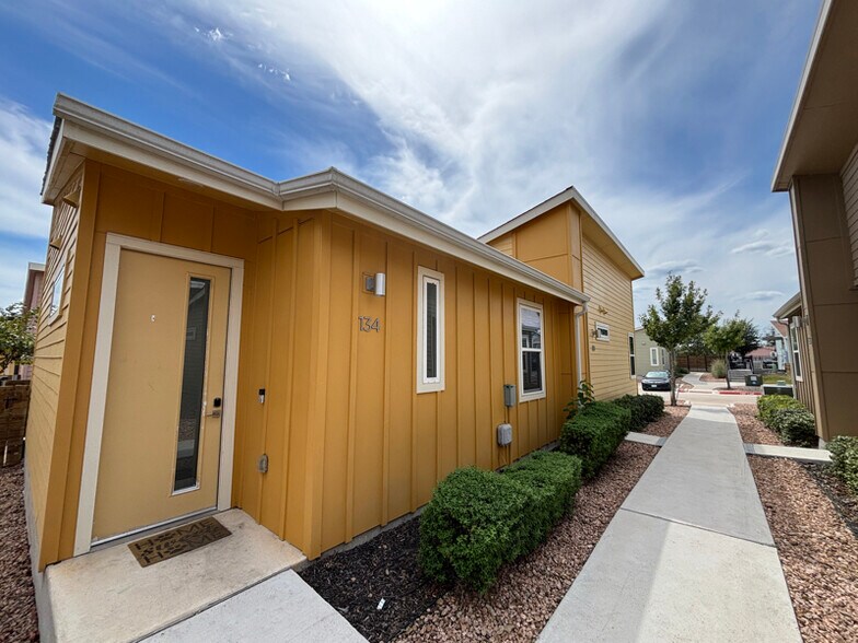 Building Photo - 151 Rikardson St