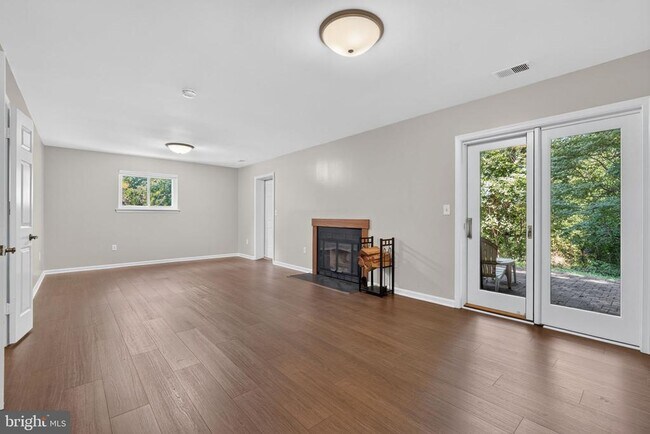 Building Photo - 6 Youngs Farm Ct