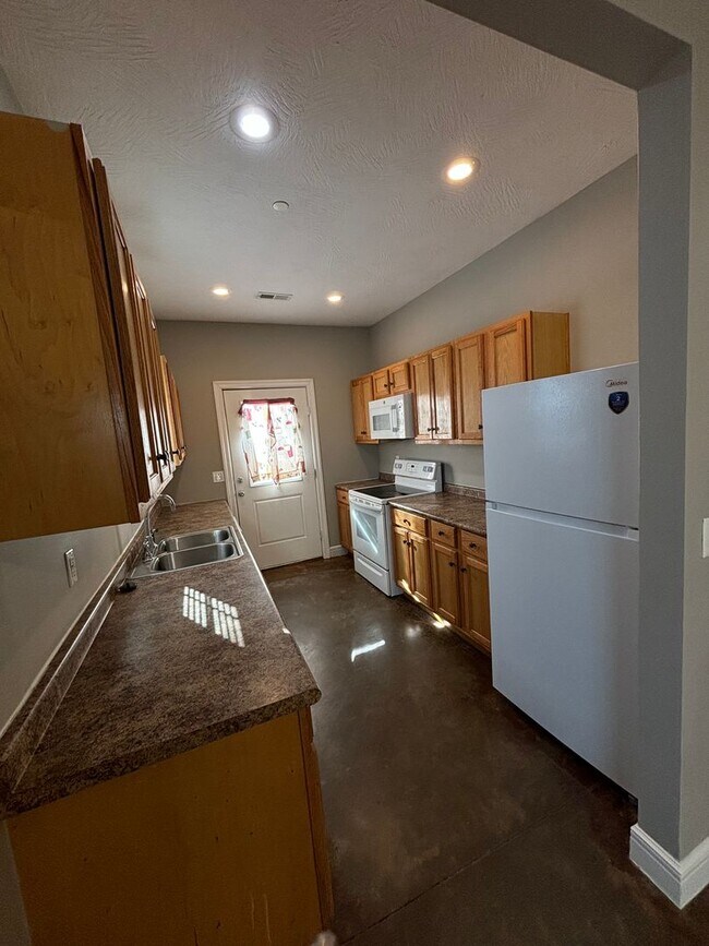 Building Photo - 1316 E Blaine St