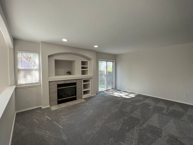 Building Photo - Spacious 4 Bedroom House in Firestone Avilable August!
