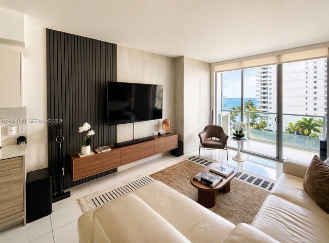 Building Photo - 1300 Brickell Bay Dr