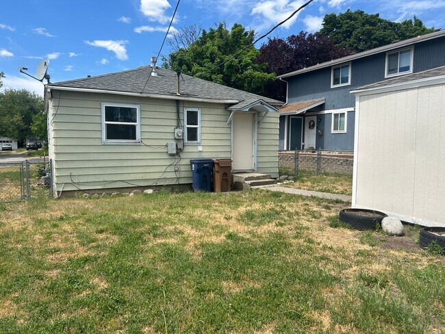 Building Photo - 2 Bedroom / 1 Bathroom North Spokane Home