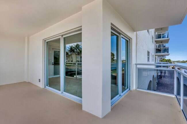 Building Photo - 1160 Hillsboro Mile