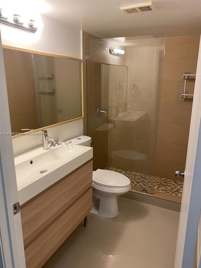 Building Photo - 570 S Park Rd