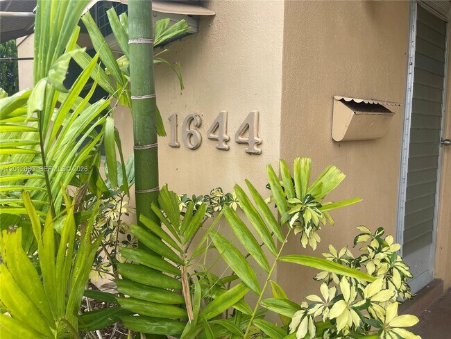 Building Photo - 1644 Plunkett St