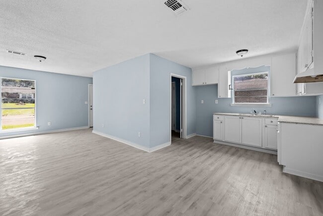 Building Photo - Charming 3 Bedroom, 2 Bathroom house