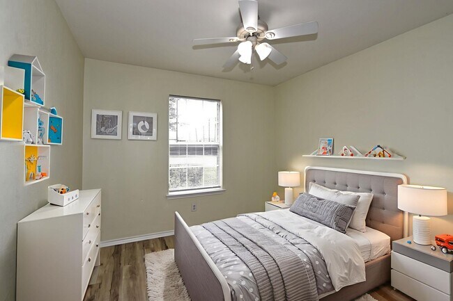 Building Photo - GREAT SINGLE STORY HOME  |  DECK REDONE CL...