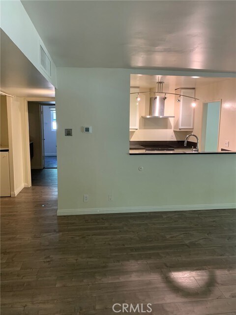 Building Photo - 1127 E Del Mar Blvd