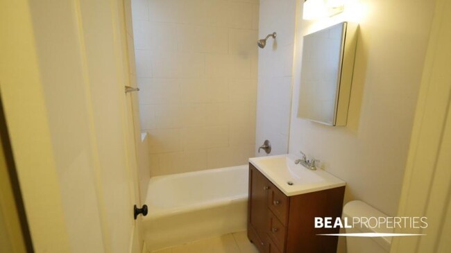 Building Photo - 1 bedroom in CHICAGO IL 60613