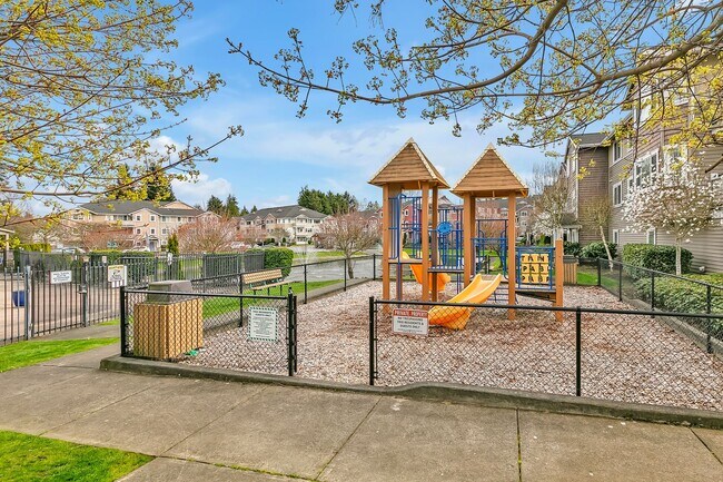 Building Photo - Perfectly Placed Condo In the Heart of Puyallup