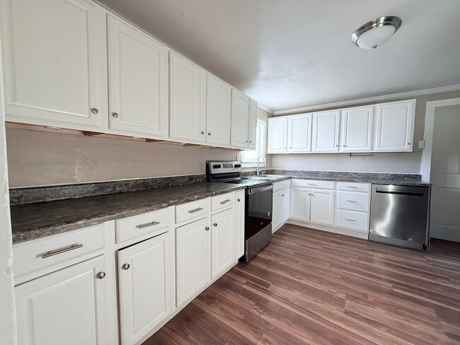 Building Photo - 114 Oak St