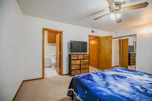 Building Photo - Spacious 3 Bedroom 2 bath with Solar Panels