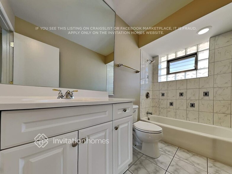 Building Photo - 7648 S Oconto Ave