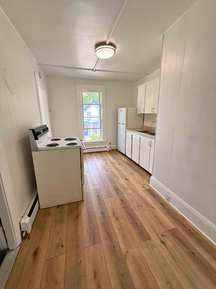 Building Photo - 14 Willow St