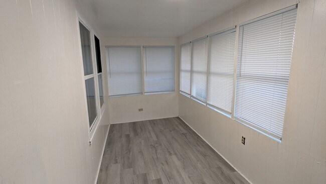 Building Photo - Charming 3-bedroom, 1.5-bathroom home located in the heart of Akron