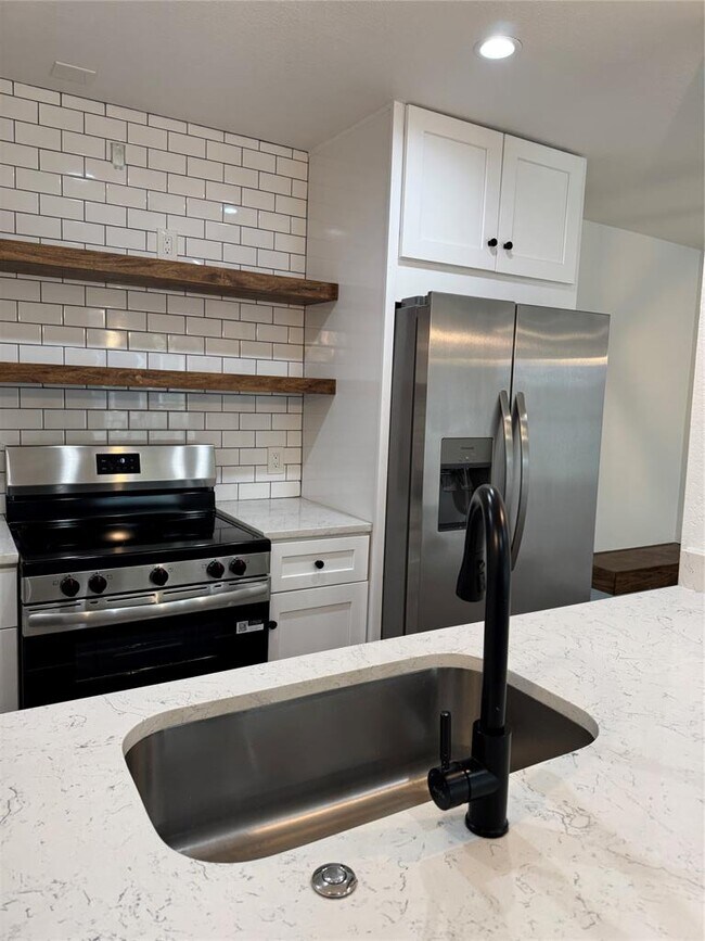 Building Photo - 2124 Burton Dr