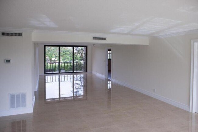Building Photo - 250 E Royal Palm Rd