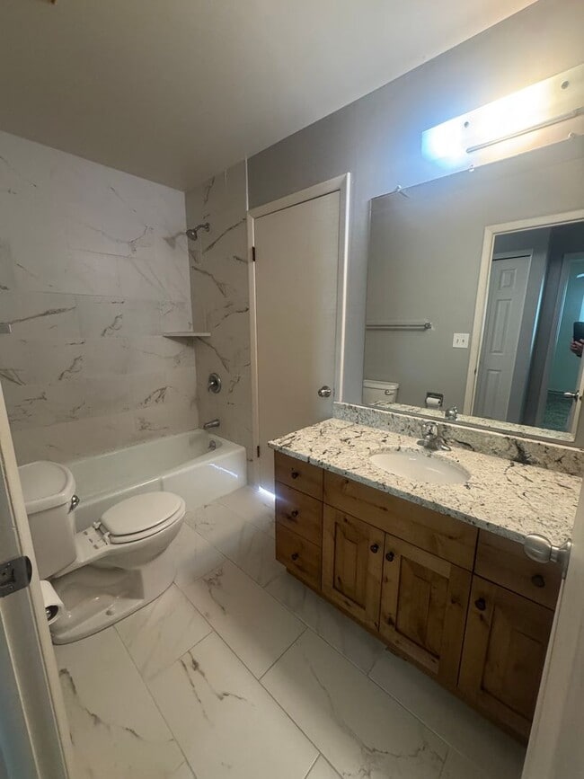 Building Photo - Beautiful duplex in amazing location!