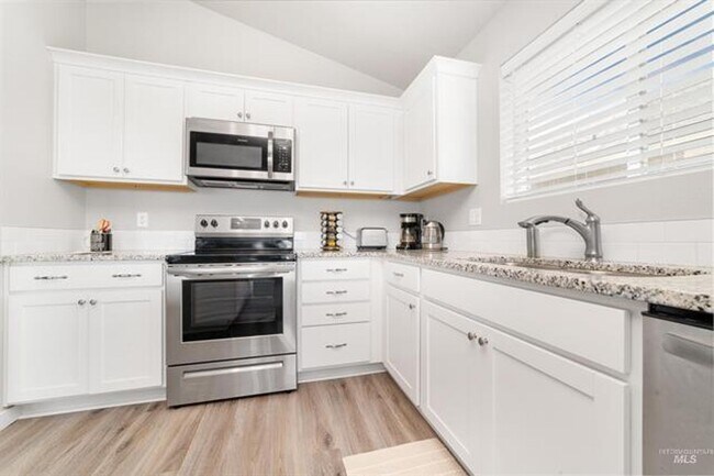 Building Photo - $500 OFF OCTOBER RENT!