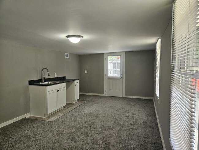 Building Photo - 640 Aubrey Dr