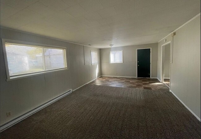 Building Photo - 3-Bedroom Single Family Home with Spacious Backyard - Available August 1st!