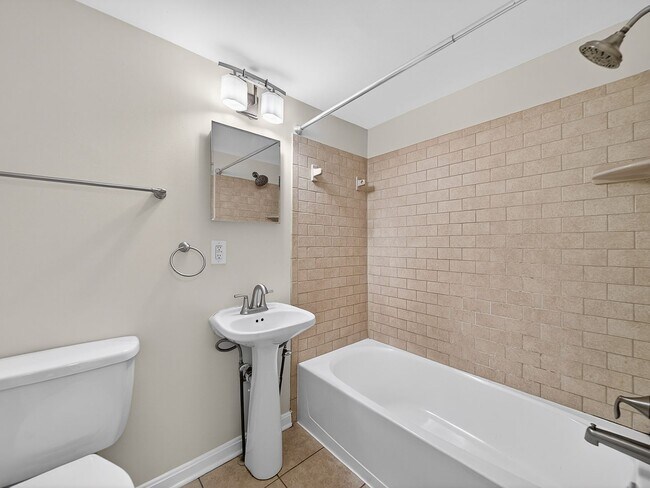 Building Photo - FOR RENT 3111 NYLOR RD SE APT 104