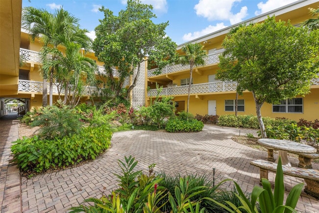 Building Photo - 815 Middle River Dr