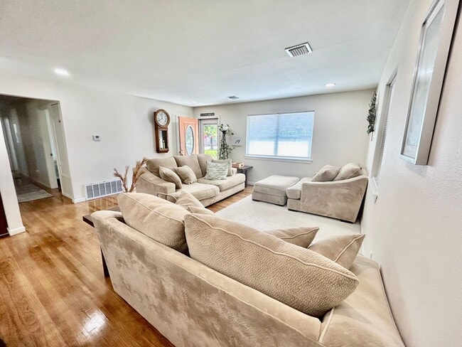 Building Photo - Gorgeous Fully Furnished 3 Bed/2 Bath Home...