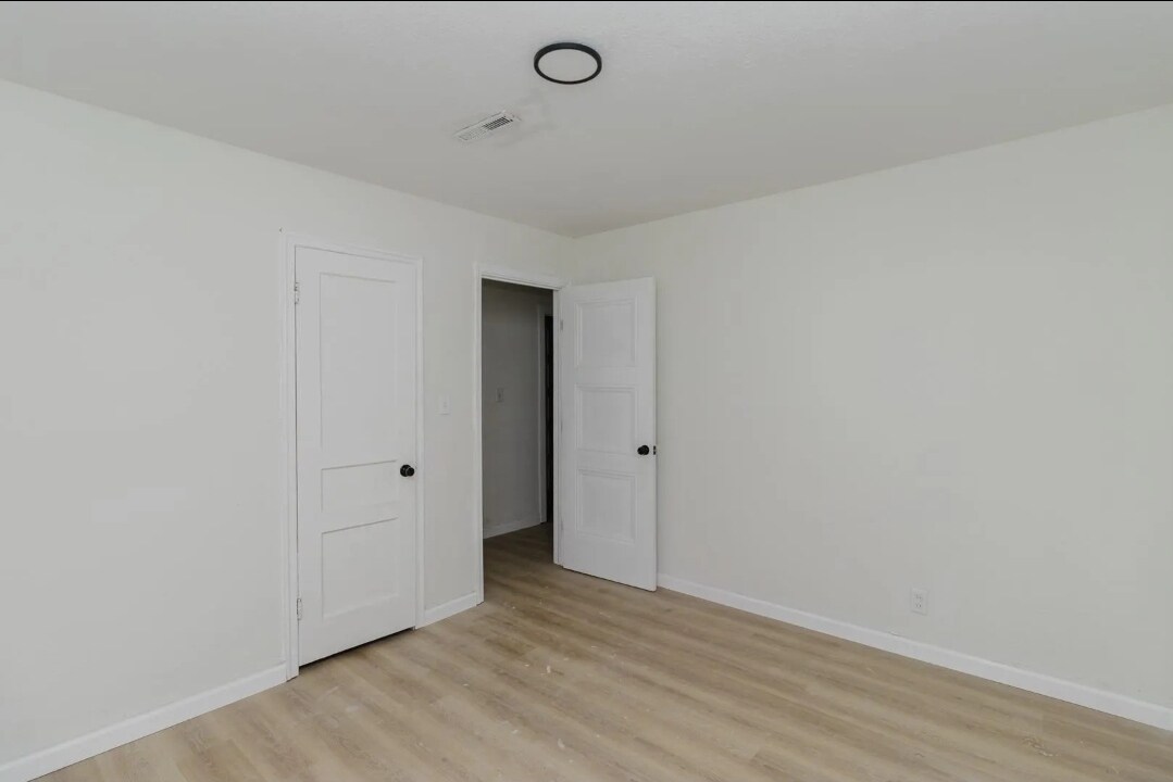 Building Photo - 1018 N Volutsia Ave