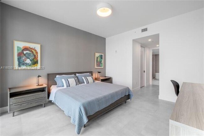 Building Photo - 17550 Collins Ave