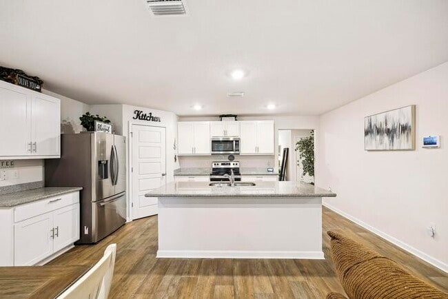 Building Photo - Updated and Move In Ready 4/2 in Cantonment