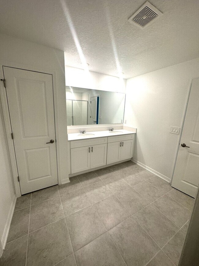 Building Photo - Brand New 4 bed inCypress Park - Haines City