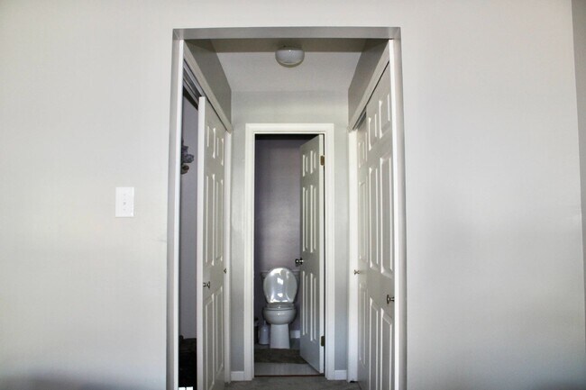 Building Photo - Charming 2 Bedroom/1 Bathroom Condo in Halethorpe, MD!