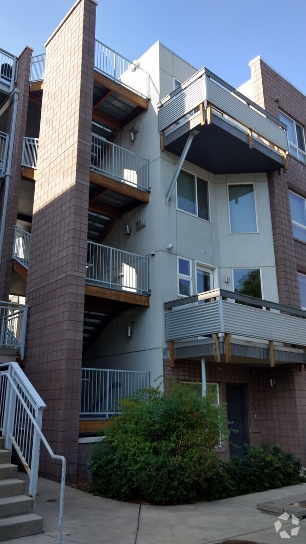 Building Photo - 1B/1B at the Landmark Lofts!