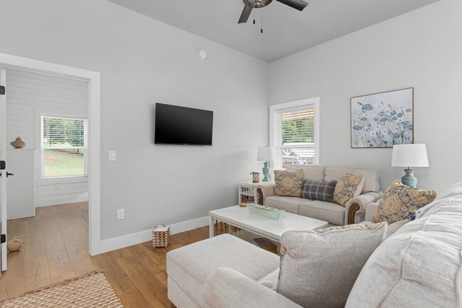 Building Photo - 211 Auttie Cir