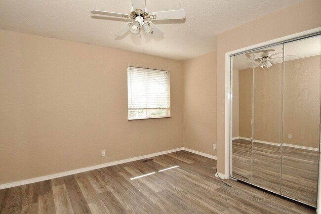 Building Photo - Clean & Move-In Ready Single-Level Home