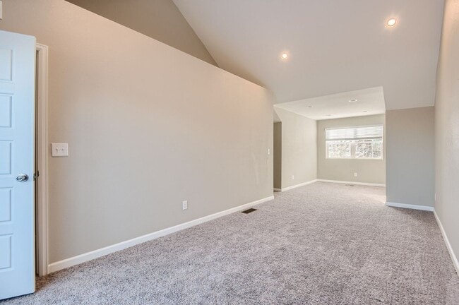 Building Photo - Stunning 2023 - Built Townhome near Edgewater