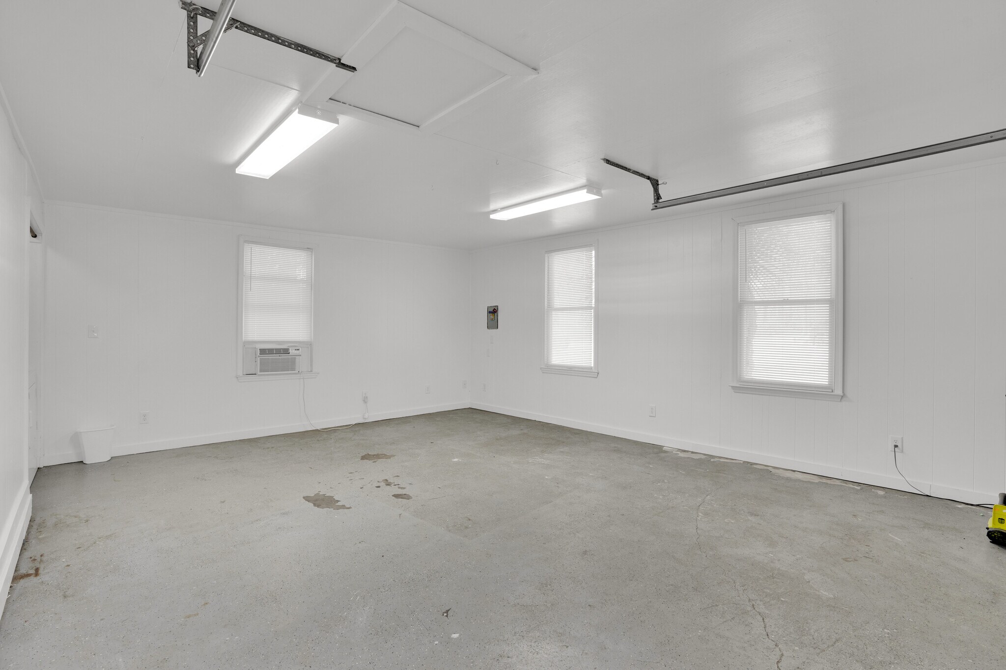 Building Photo - 350 Lakeshore Dr