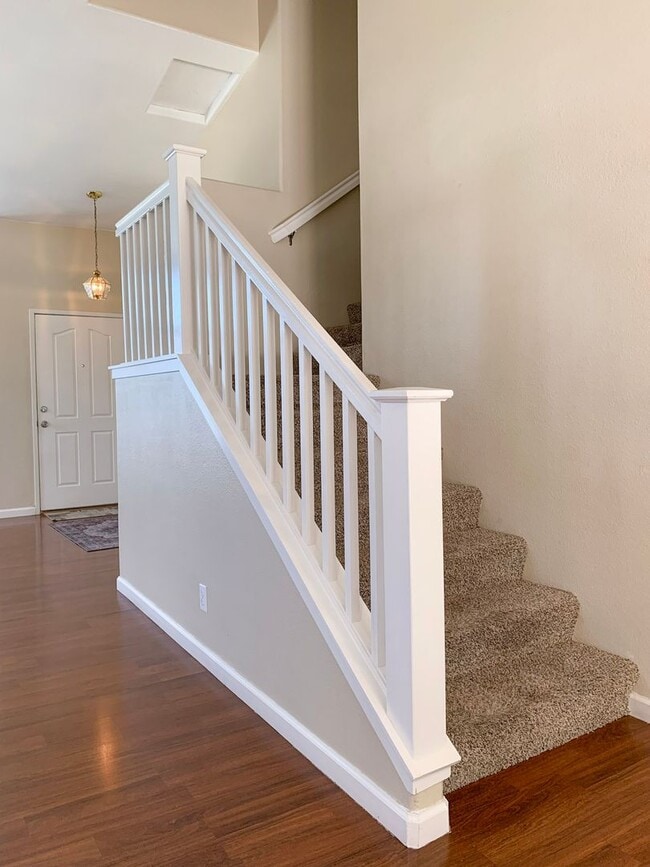 Building Photo - 4 Bedroom Home in Hollister with Huge Backyard!