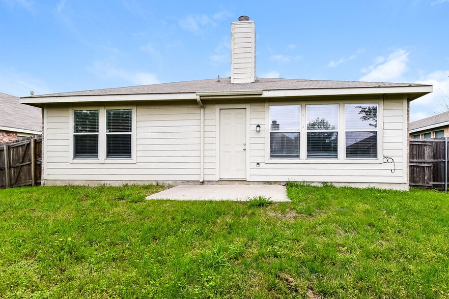 Building Photo - 1112 Alexandria Dr