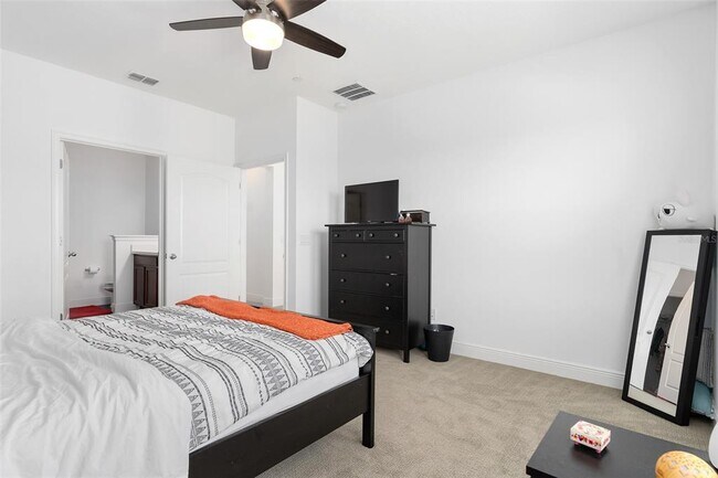 Building Photo - 8236 Elion St