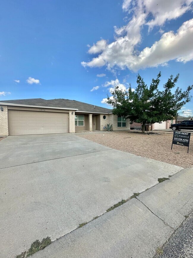 Building Photo - COMING AUGUST 2026 - 5 Bedroom Home in PaulAnn Neighborhood!