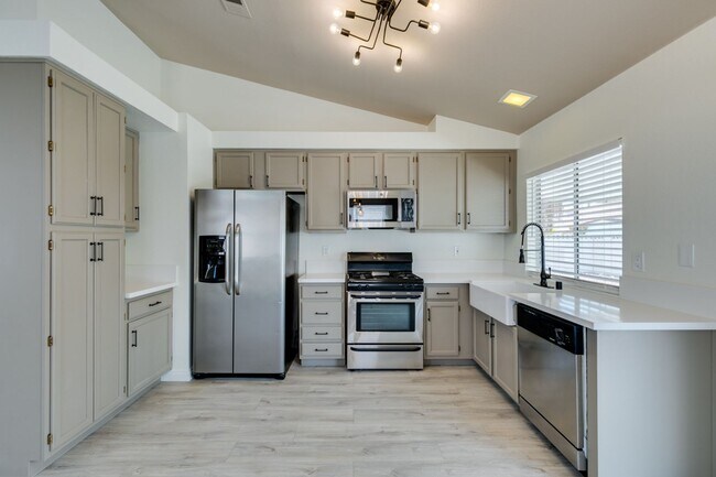 Building Photo - Fully upgraded 3 bedroom house on large lo...
