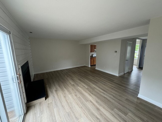 Building Photo - Beautiful townhome convenient to schools, ...