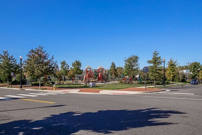 Building Photo - Updated 3br/2.5ba Condo Townhome Alexandria Walk to Metro