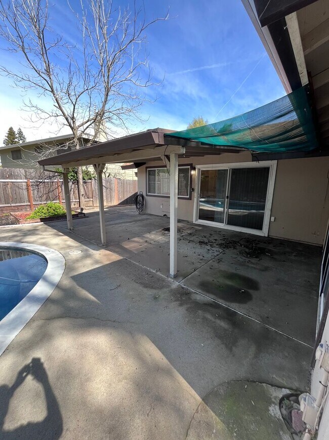 Building Photo - NICE HOME IN FAIR OAKS WITH POOL!!